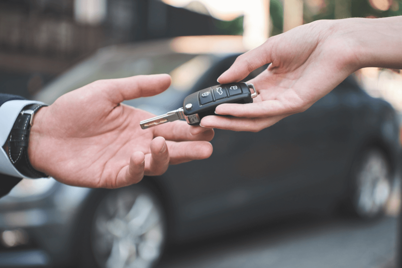 Auto Locksmith West Vancouver - Giving the car key